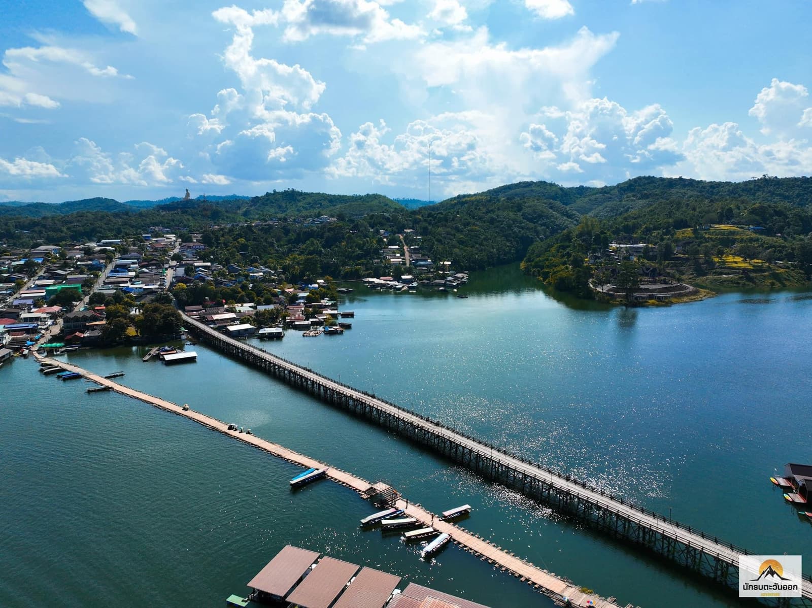 สะพานอบอุ่นพลบค่ำ แสงตกทองบนไม้