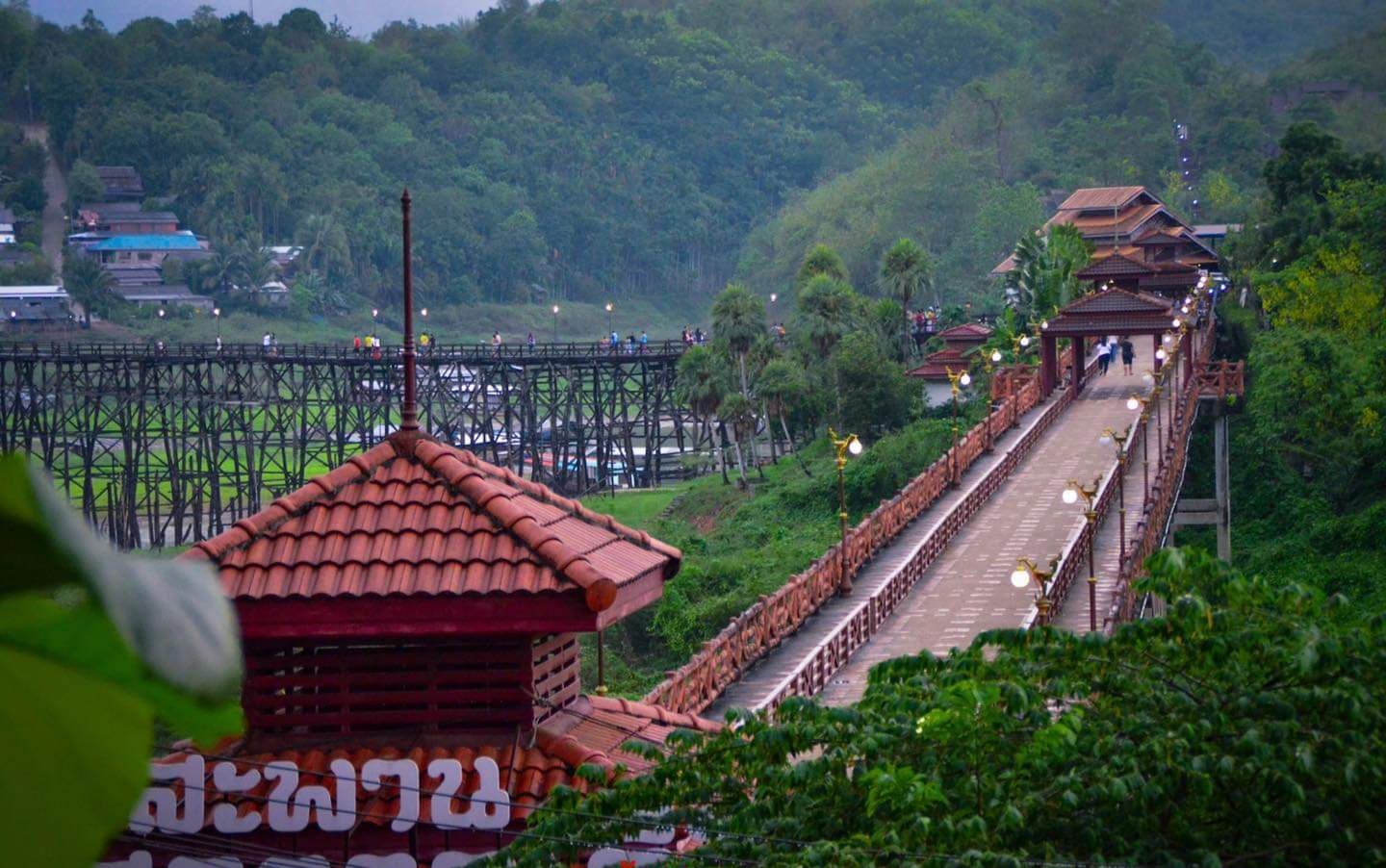 พาโนรามาสูง 'สะพาน—น้ำ—หมู่บ้าน'